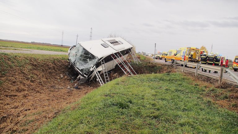 Képek: így borult árokba a busz Hódmezővásárhelynél