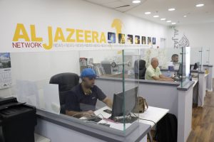 Ismét a sajtót érte támadás, letartóztatták az egyik népszerű hírtelevízió vezetőjét