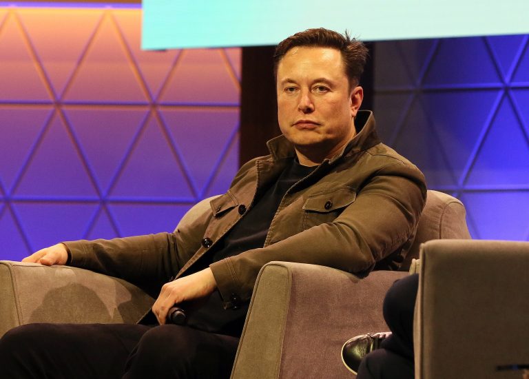 Elon Musk részvényeladásból fedezi az 1 milliárd dollárnyi adót