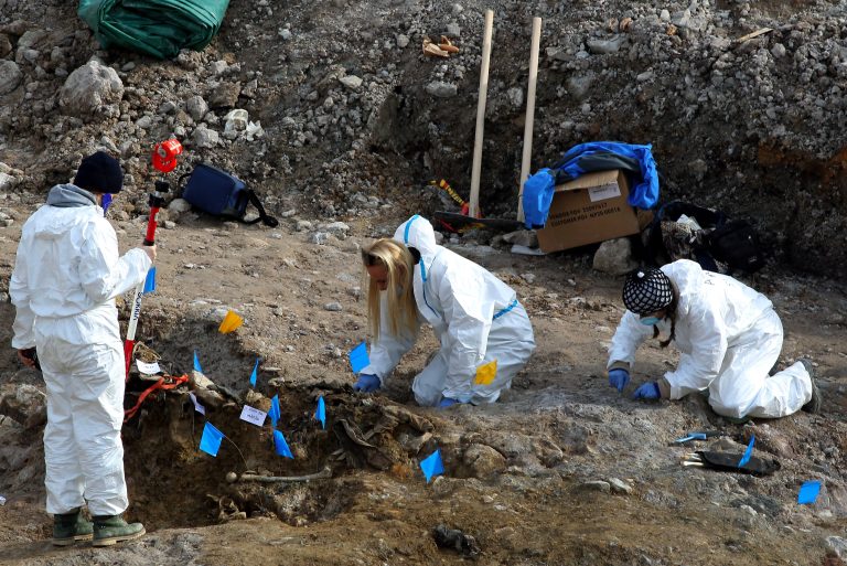 65 holttestet és még több csontmaradványt találtak egy titkos tömegsírban