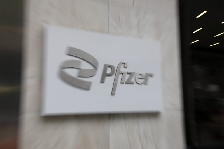 Fantasztikus híreket közölt a Pfizer, újabb fegyver jöhet a koronavírus ellen