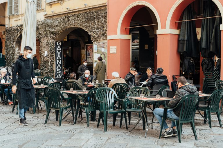 A növekvő esetszámok miatt kitiltják az oltatlanokat az osztrák éttermekből