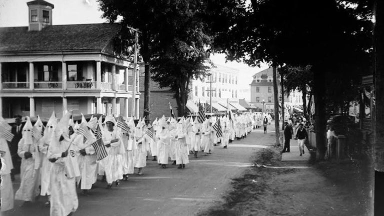 Ku-Klux-Klan csuklyába öltöztek és megkínozták fekete osztálytársukat