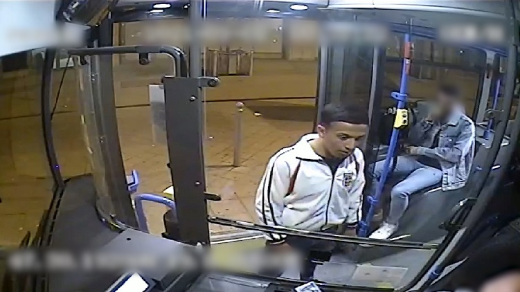 Megütötte és megrúgta a buszsofőr segítségére siető utast, felismeri?