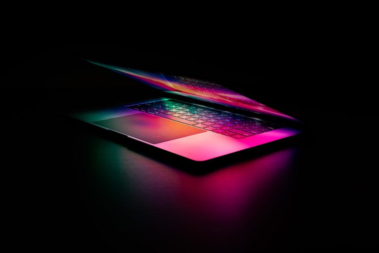 Forradalmi OLED-kijelzőt kaphatnak az új iPad Pro és MacBook Pro laptopok