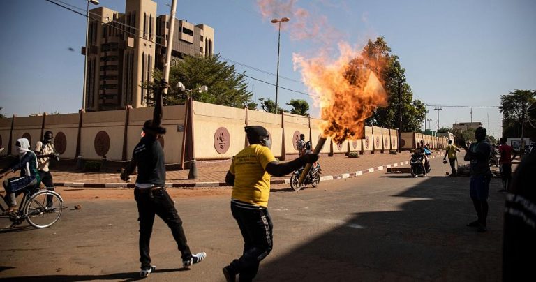 A rendőrség könnygázt vetett be a burkina fasói tüntetők ellen (videók)