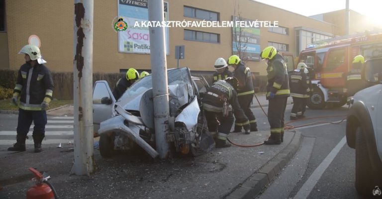 Videón, ahogy a tűzoltók kiemelik a sofőrt az összeroncsolódott Suzukiból