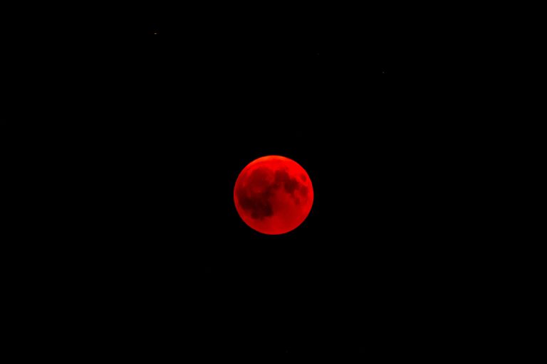 Különleges égi jelenség volt látható hajnalban: vörösen izzott a Hold