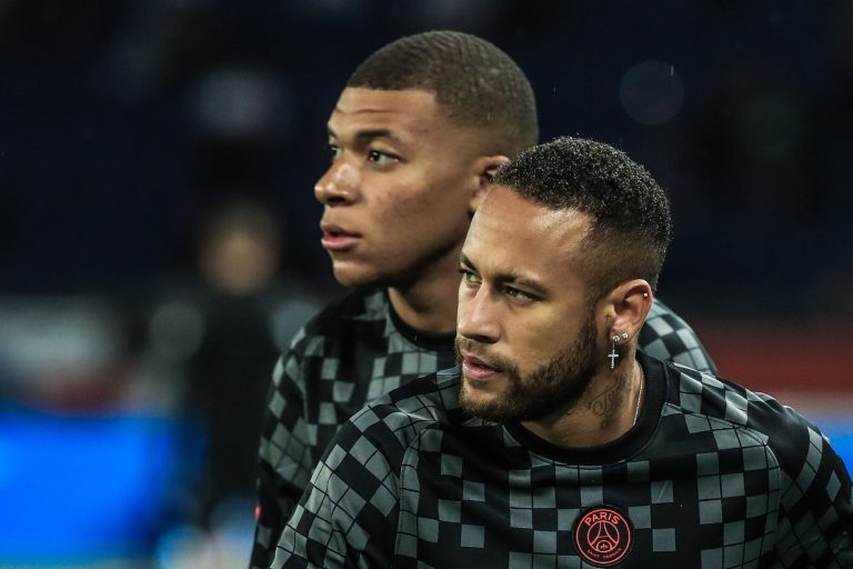 Így bulizik Neymar és Mbappé a PSG különgépén (videó)