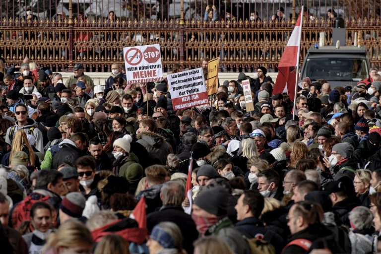 Újabb tüntetések Ausztriában a kötelező vakcina miatt, látványos demonstrációt tartottak (videó)