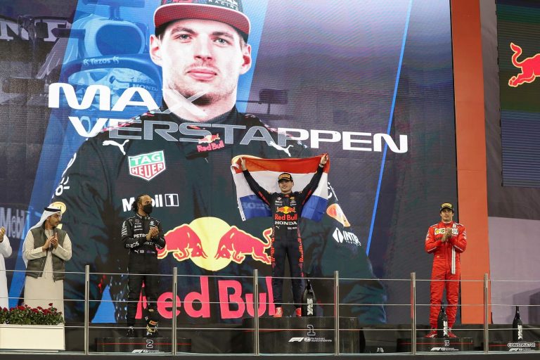 Videón, ahogy Hamilton odalép a világbajnok Verstappenhez a sokk után