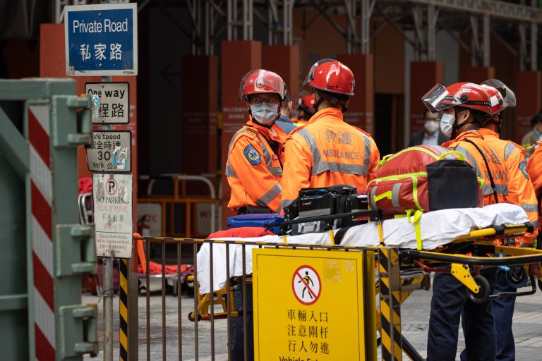 Kigyulladt egy felhőkarcoló Hongkongban, legalább 150-en rekedtek bent (videókkal)