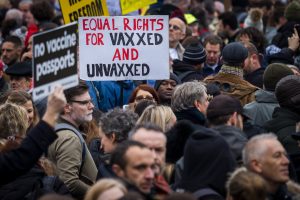 Radikális ötlet az oltottság növeléséhez: házhoz küldhetik az „oltóbrigádokat”