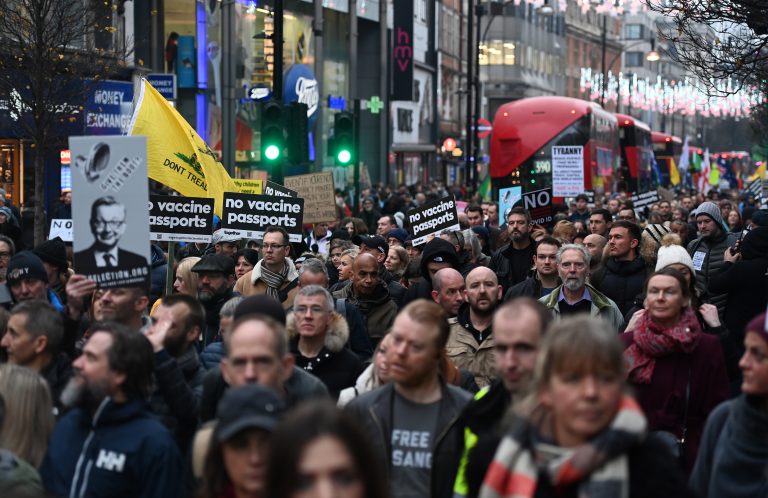 Több ezren tüntettek Londonban az oltási igazolványok ellen