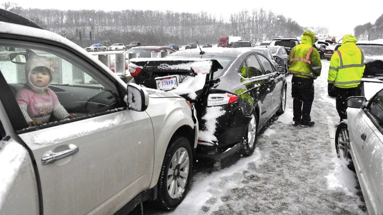 Tömegkarambol történt a vakító hó miatt, 20 autó ütközött