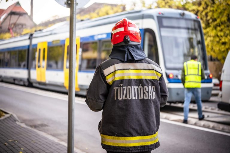 200 méteren át tolta maga előtt a vonat a kisteherautót Kónynál, a sofőr a helyszínen életét vesztette