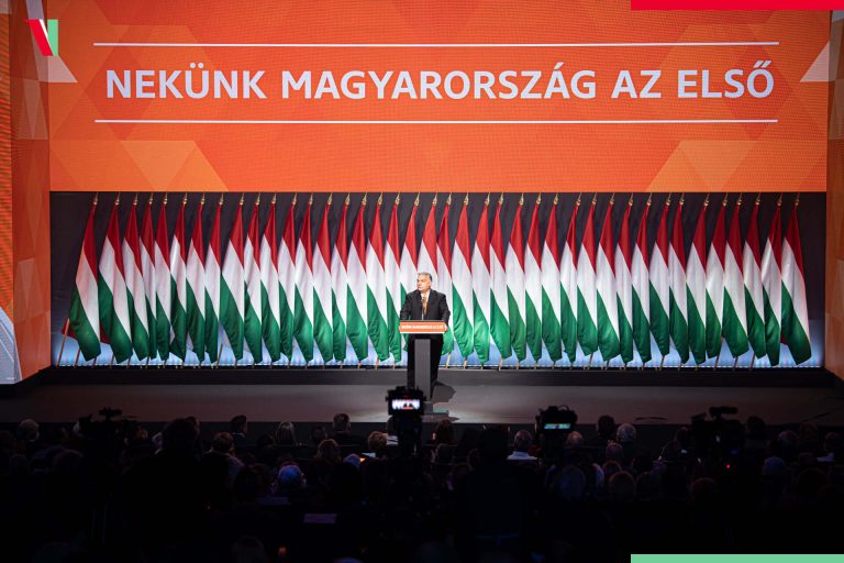 Videó Orbán Viktor karácsonyi látogatásáról, sokan kértek közös képet