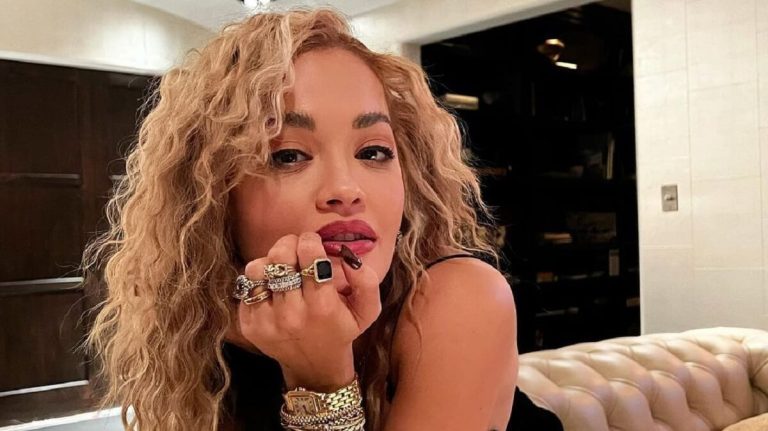 Rita Ora olyan szexin fekszik a kádba, hogy víz sem kell mellé