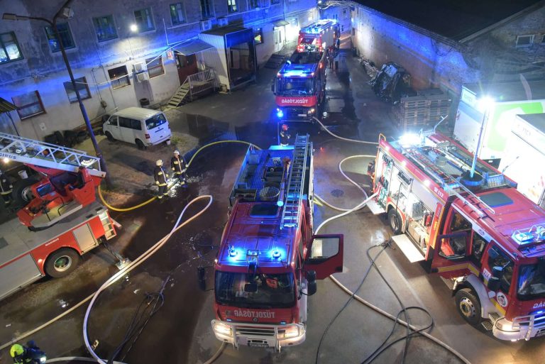 Eloltották a nagy lángokat a Fáy utcában, több mint 80 tűzoltó vonult ki