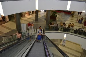 Szó nélkül ütötte a nőket a budapesti bevásárlóközpontban