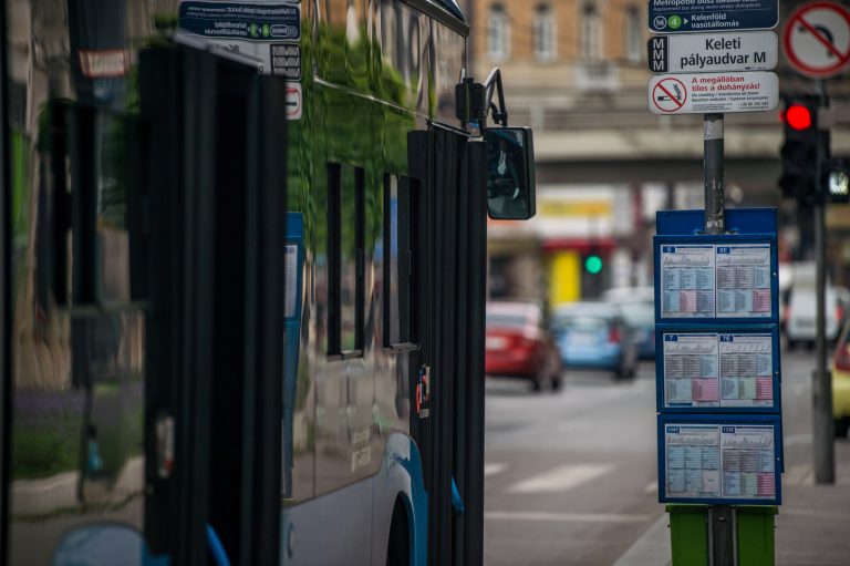 A koronavírus-járvány alatt a fővárosi tömegközlekedés bérleteseinek harmada felszívódott