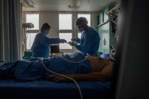 Megérkeztek az elmúlt napok vírusadatai: 436 új elhunyt, 409-en vannak lélegeztetőgépen