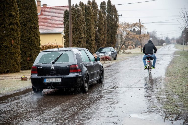 Rengeteg helyre riasztották a tűzoltókat a hétfői ónos eső miatt