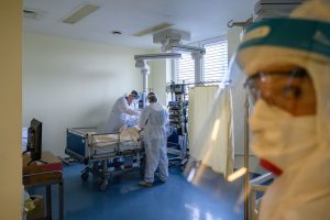 Itt vannak a friss járványadatok: 100 alatt az új elhunytak száma, 342-en vannak lélegeztetőgépen