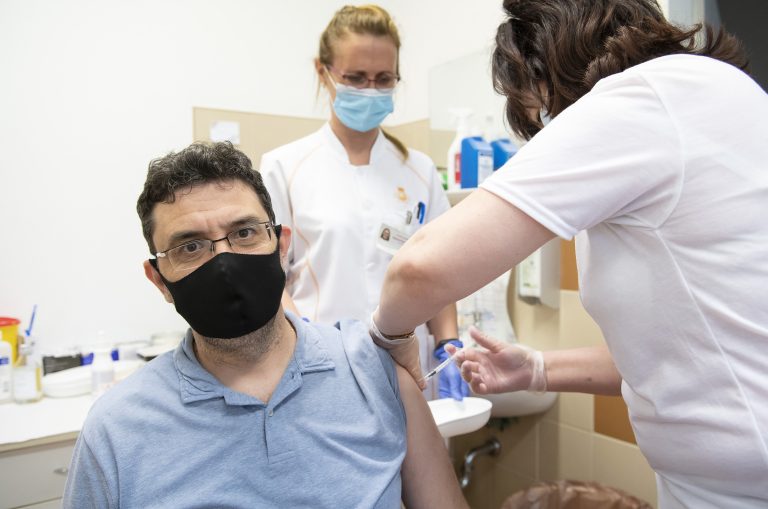 Cáfolta az értesüléseket az EMMI, nem hosszabbítják meg a tanárok oltási határidejét