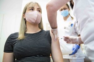 December végéig kaptak haladékot az oltatlan tanárok