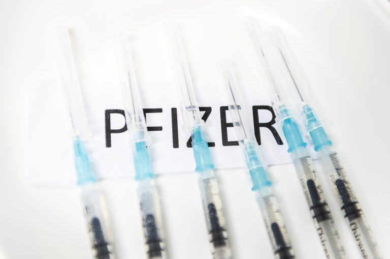 Több fronton is támadnak a Pfizer nevével visszaélő csalók