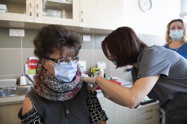 Az Európai Gyógyszerügynökség még nem tudja, hogy kell-e a vakcinákat módosítani az omikron miatt