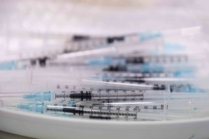 Újabb tanulmány bizonyítja, hogy két adag vakcina sem elég az omikron-variáns ellen