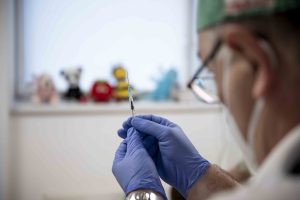 Új koronavírus elleni vakcina jelent meg a piacon, a WHO már jóvá is hagyta