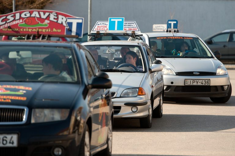 Nem kímélik a tanulóvezetőket a szabálytalan sofőrök, íme egy újabb példa (videó)