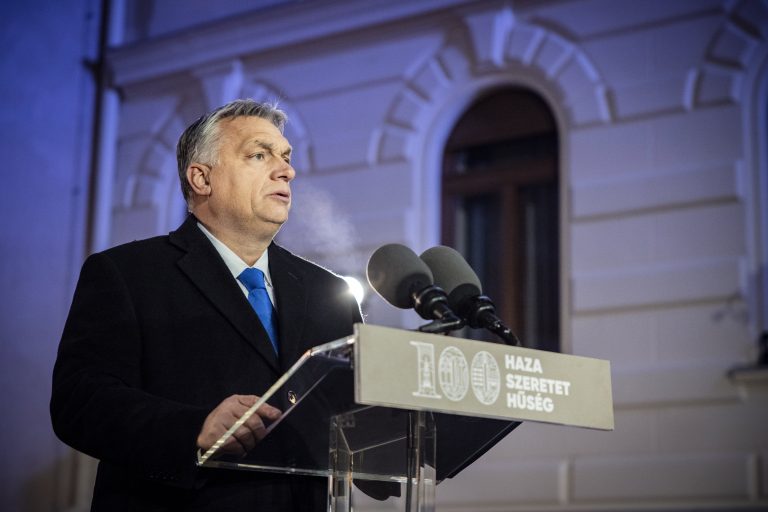 Ha mindig is furdalt a kíváncsiság, hogy mégis miért törik el a csúcsdísz, Orbán Viktor erre is tudja a választ