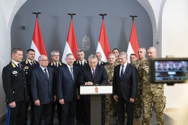 További jelentős béremeléseket ígér Orbán a rendőröknek és a katonáknak