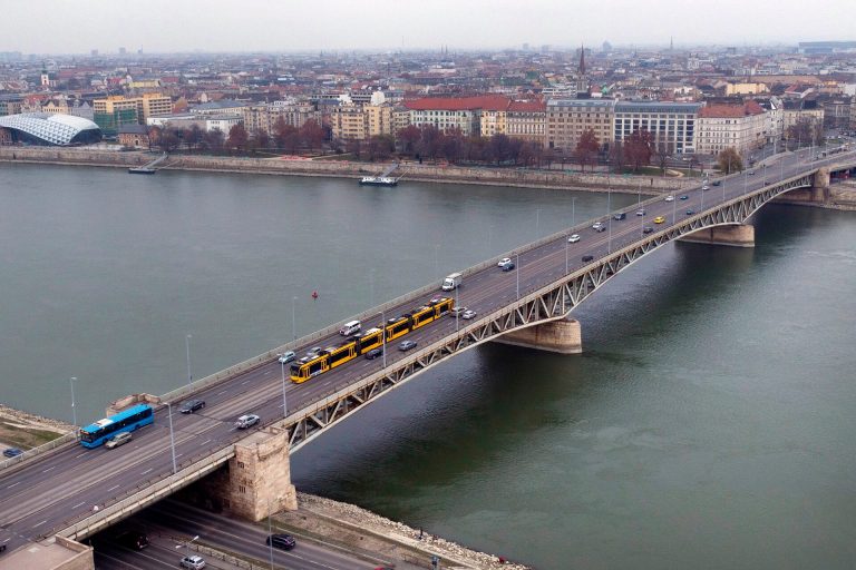 Közeli képen a Petőfi hídon nagyon csúnyán összetört luxusautó