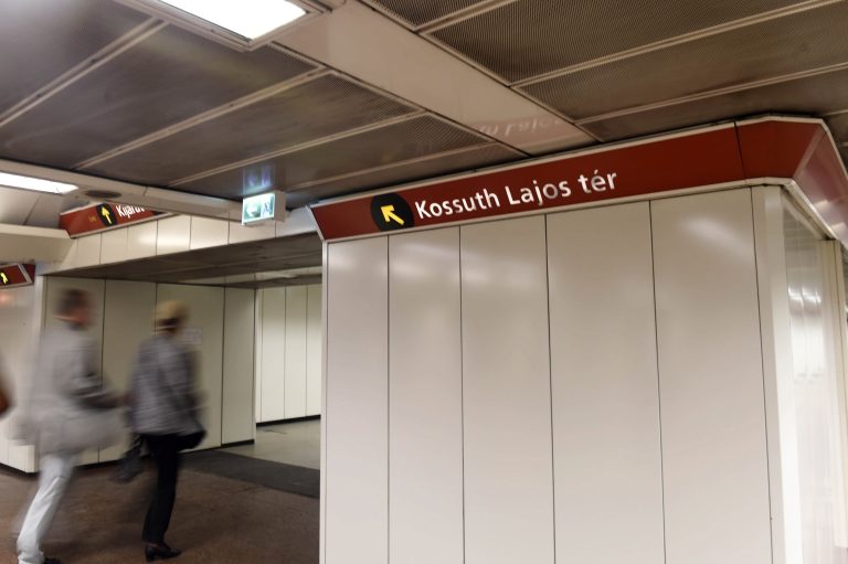 Elgázolt egy embert a metró a Kossuth téri állomáson