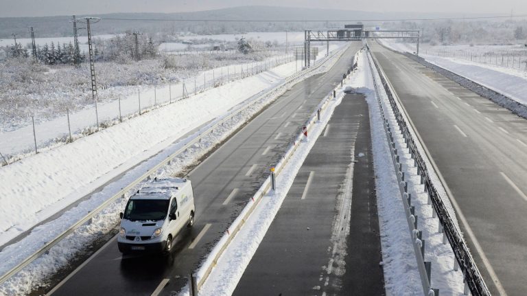 Ötös karambol Monor térségében, mentők a helyszínen