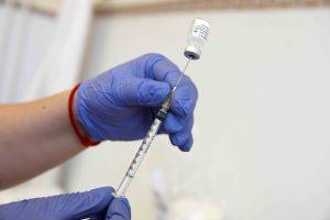 Vizsgálja az európai gyógyszerhatóság az egyik legígéretesebb koronavírus-vakcinát