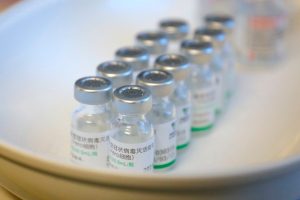 Itt vannak a friss vírusadatok: elhunyt 215 beteg, 579-en vannak lélegeztetőgépen