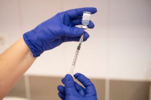 Itt vannak az elmúlt napok vírusadatai: 455  új elhunyt, 565-en vannak lélegeztetőgépen