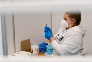 Szlávik szerint nem biztos, hogy olyan nyugodt év végénk lesz, omikronosok is halnak meg