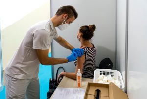 Friss vírus- és oltási adatok: elhunyt 195 beteg, megérkeztek a gyerekvakcinák