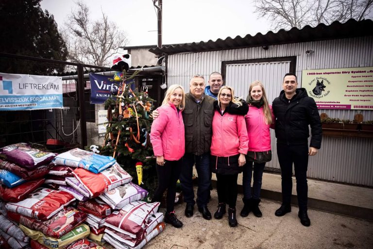 Így örültek a mentett kutyusok Orbán Viktornak (videó)