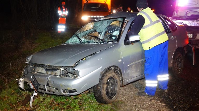 Helyszíni képek a Törtelnél történt halálos autóbalesetről