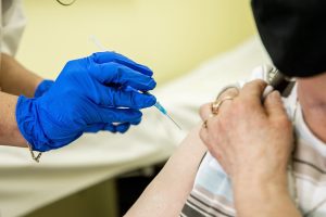 Itt vannak a friss vírusadatok: 1985 új fertőzött, elhunyt 132 beteg