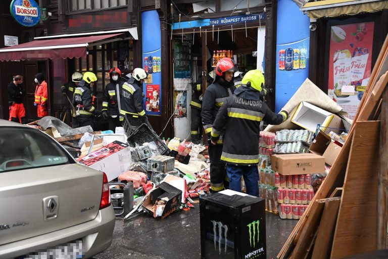 Egy ember halálát okozta a budapesti boltban leszakadt galéria