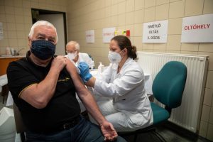 Ismét meghosszabbították az oltási akcióhetet, a harmadik oltáshoz fogják kötni a védettségi igazolványt